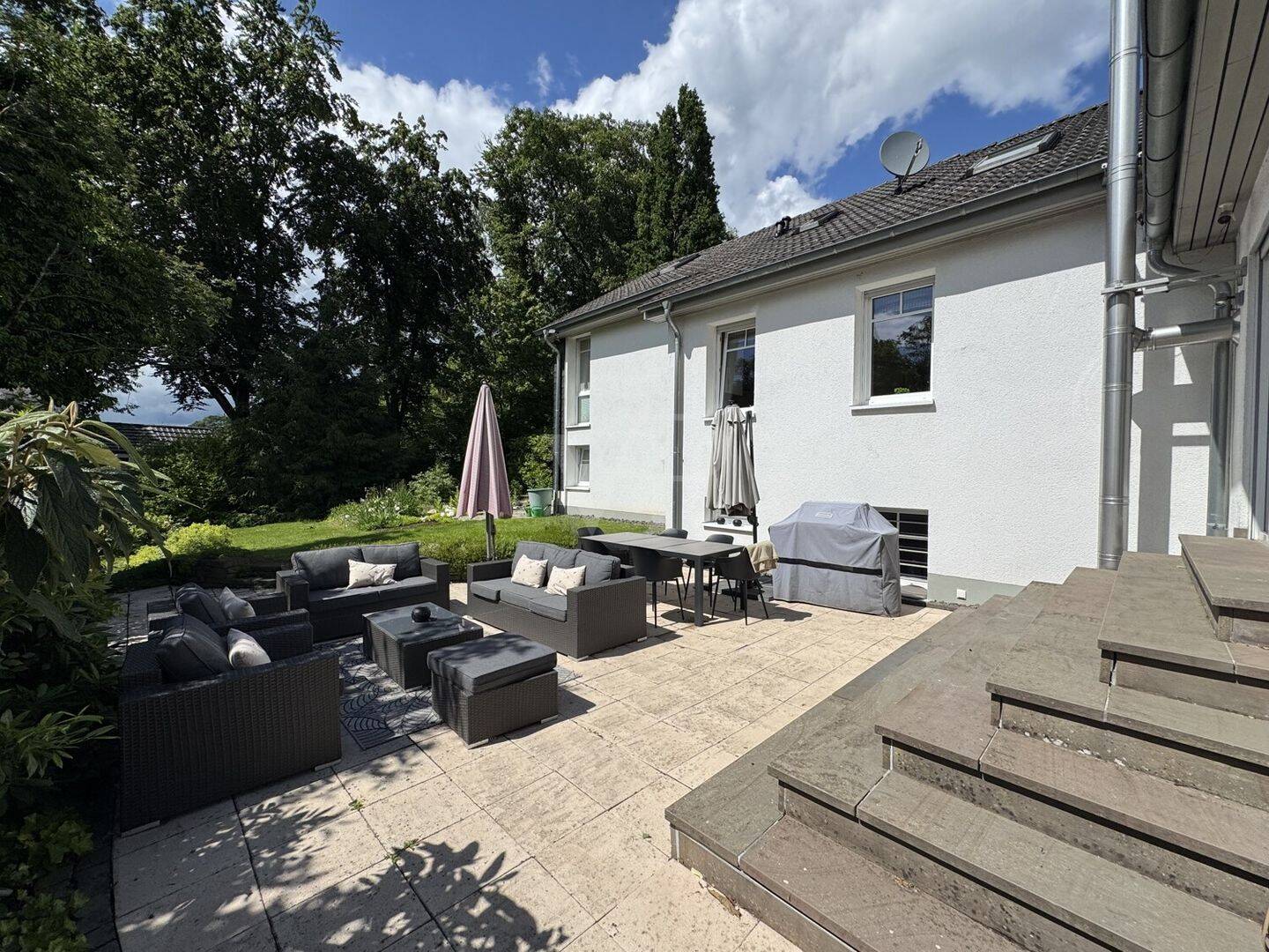 Modernes Einfamilienhaus mit Einliegerwohnung in begehrter Wohnlage von Wiehl – Wiehl – Vorschaubild 2