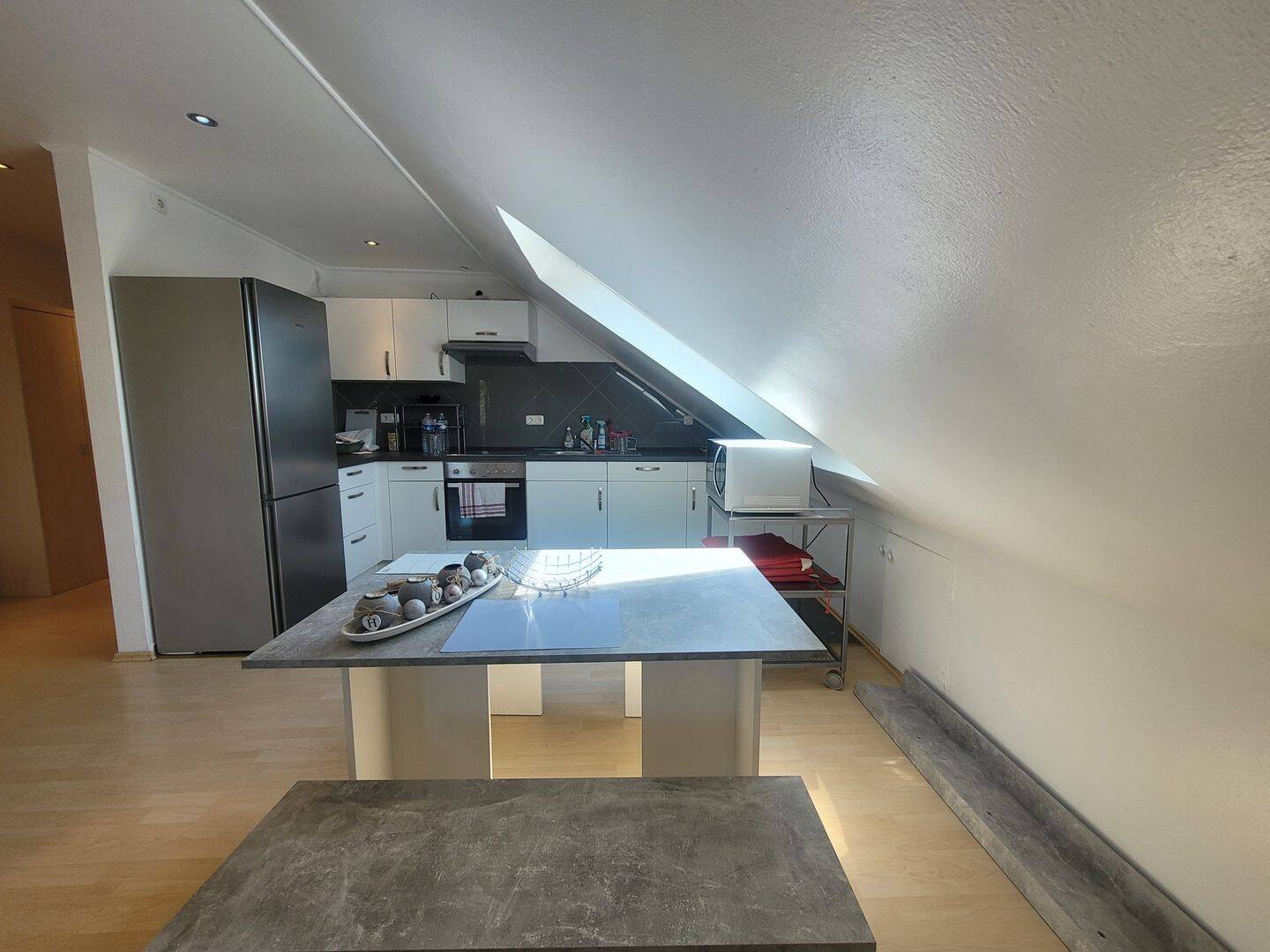 Möblierte Dachgeschosswohnung mit Balkon – 80 m² zu vermieten – Trier – Vorschaubild 4