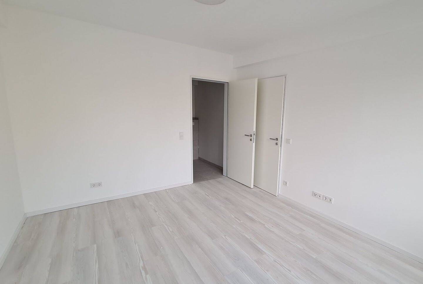 2 Monate mietfrei! Apartment mit Neubau-Ausstattung, Einbauküche, neues Bad + Walk-In-Dusche, Aufzug – Aachen – Vorschaubild 9