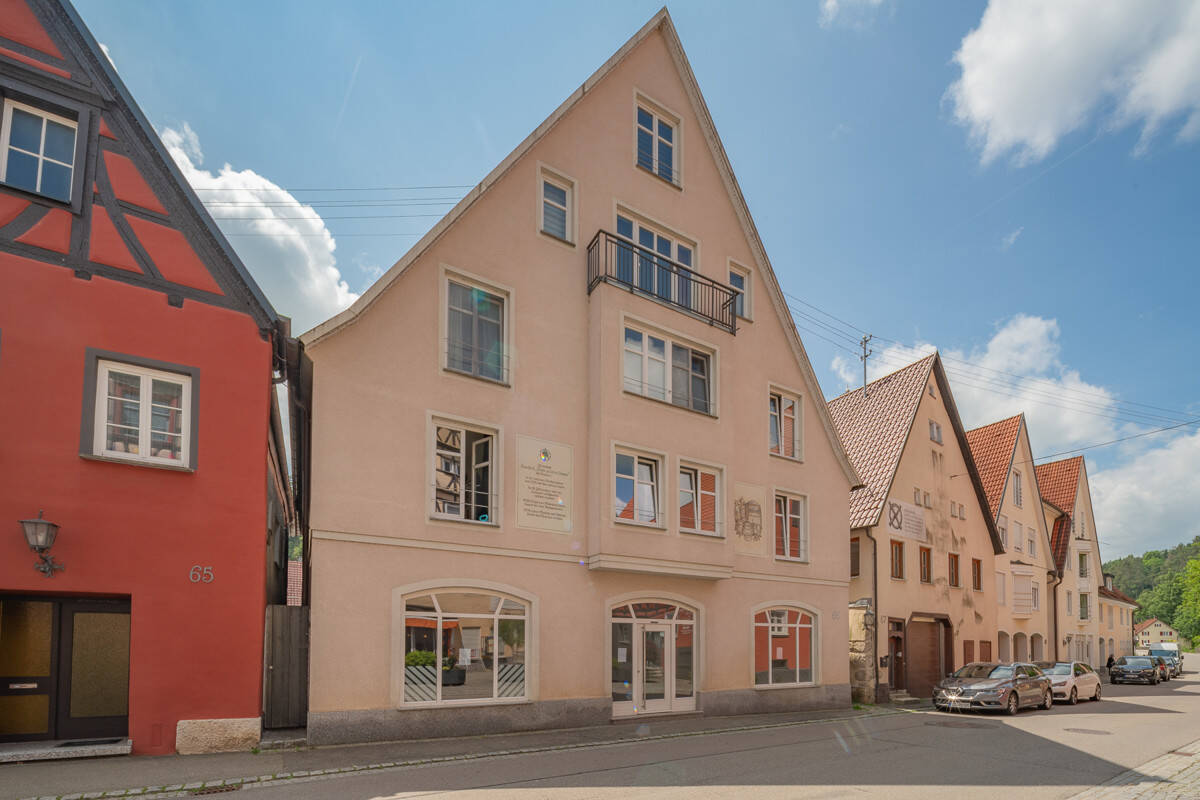 6 Familienhaus mit Gewerbe: eine Wohnung selbst nutzen und fünf vermieten – Veringenstadt – Vorschaubild 2