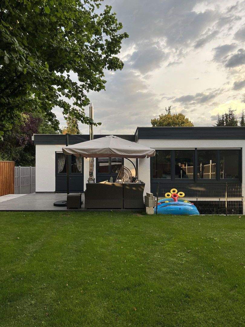 Lichtdurchfluteter Reihenbungalow mit Garten und Sauna in ruhiger Lage – Puchheim – Bild 1 von 9