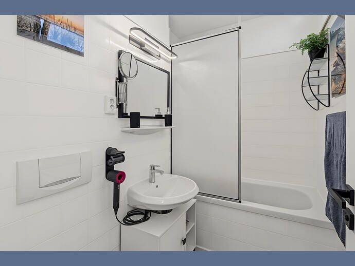 Möbliert: Frisch renoviert: 1-Zimmer Wohnung mit Wintergarten – München – Vorschaubild 8