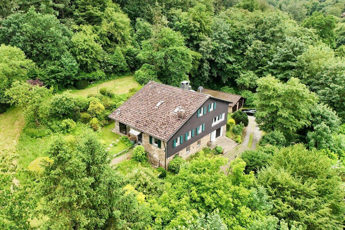 Das ganz große Glück im Grünen! Freistehendes, vielseitiges Zuhause mit Garagenhaus in Fischlaken – 45239 Essen – Bild 1 von 9