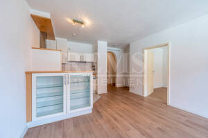 Helle 2-Zimmer-Etagenwohnung mit Balkon, EBK und TG-Stellplatz in günstiger Lage von Untertürkheim – 70327 Stuttgart – Vorschaubild 5