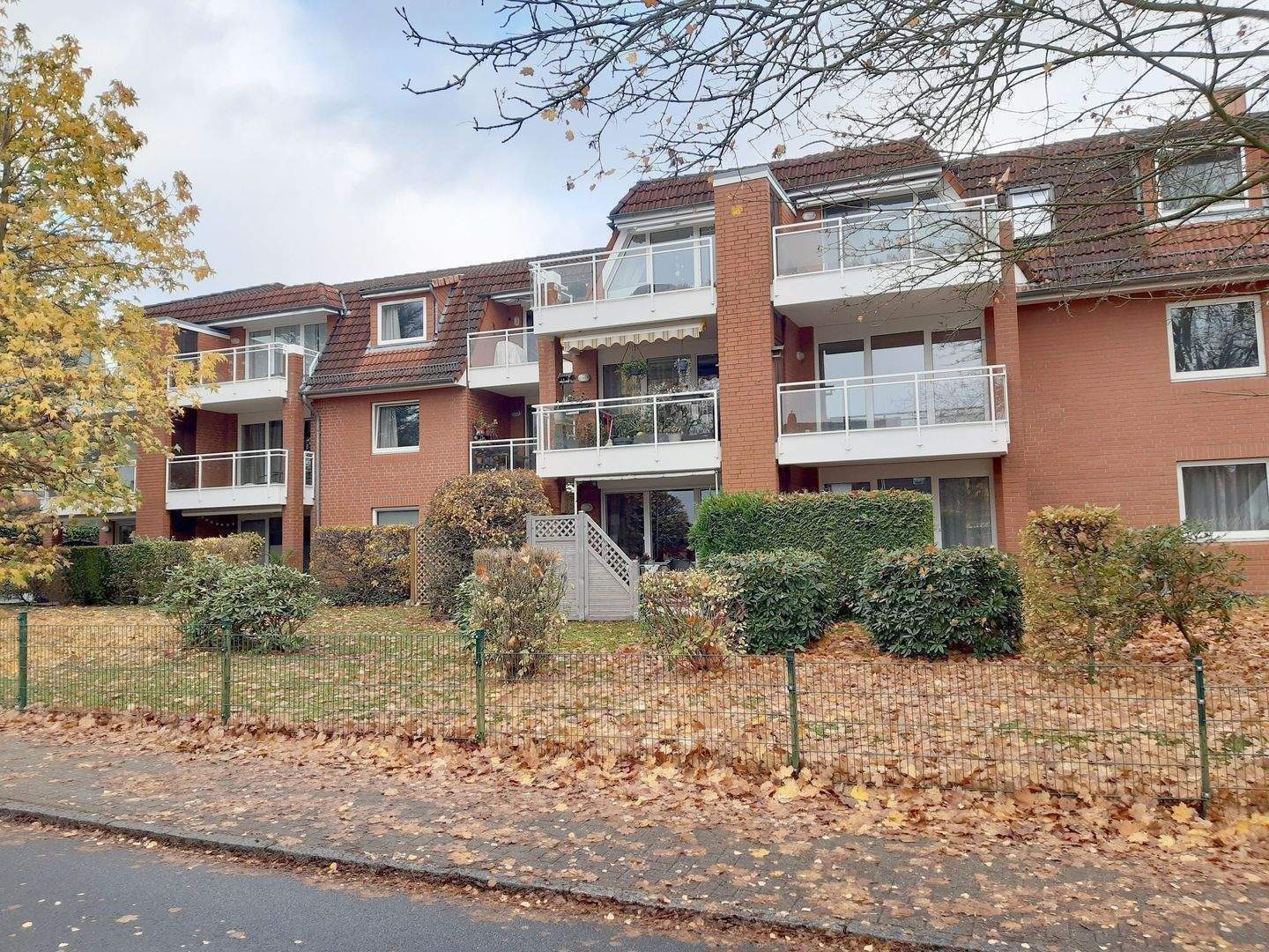 Charmante 2-Zimmerwohnung mit Terrasse und Tiefgaragenstellplatz in gepflegter Wohnanlage – Bremen – Bild 1 von 9