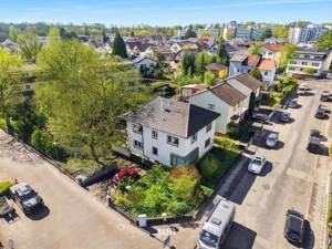 ZWEIFAMILIENHAUS IN BESTLAGE - Im Grünen mit viel Potenzial und 835 m² Grundstück in Bieber