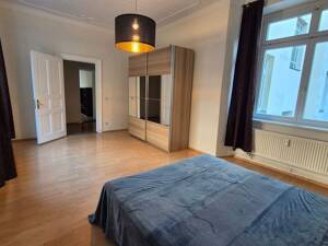 Bezugsfreie lichtdurchflutete 2-Zimmer-Wohnung (leicht in 3-Zimmer zu erweitern) mit hohen Stuckdecken – 10247 Berlin – Vorschaubild 2