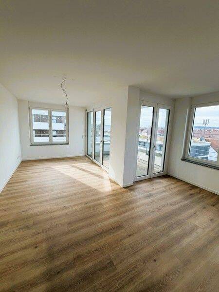 Penthouse-Traum mit Münsterblick! Fantastische 2-Zi-Wohnung mit gemütlicher Loggia – Neu-Ulm – Vorschaubild 2