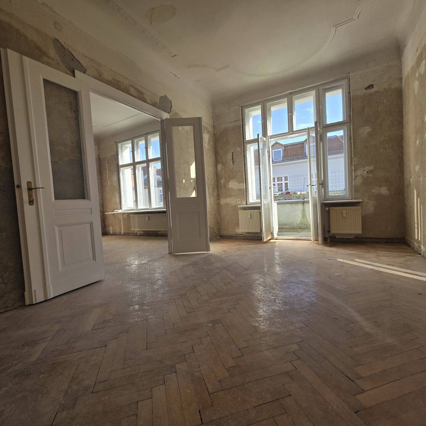 RESERVIERT! 4-Zimmer-Altbau, Balkon & Aufzug, renovierungsbedürftig