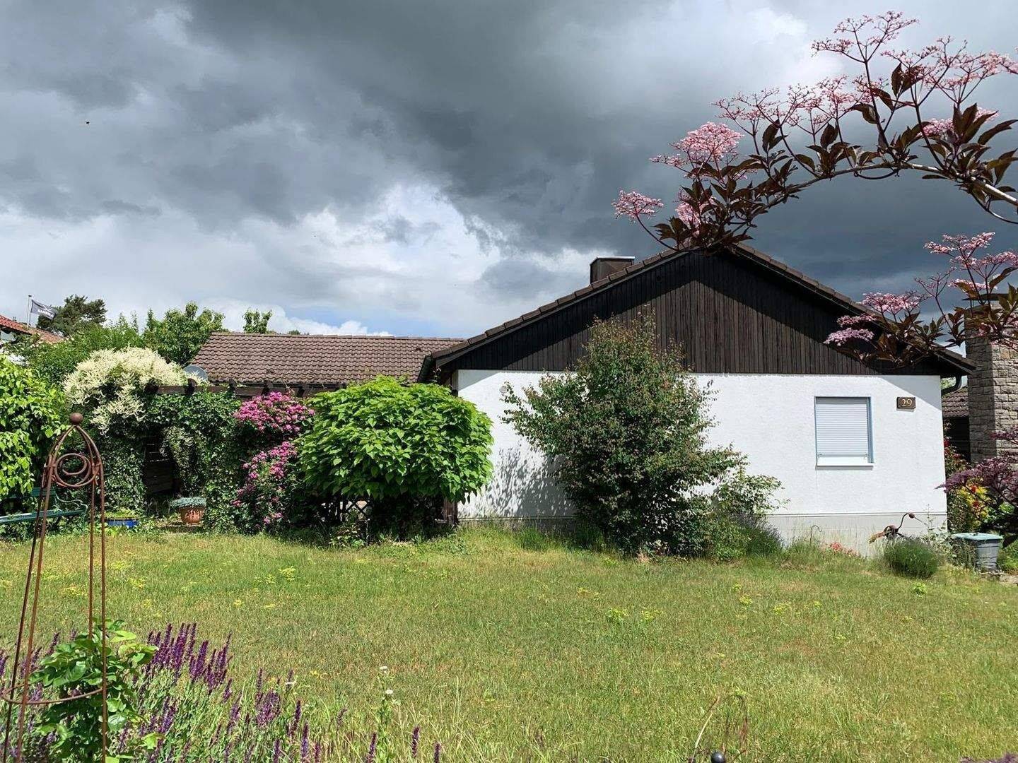 Würzburg OT Oberdürrbach ~ Gepflegter Winkelbungalow mit Plana Einbauküche ~ Garten und Terrasse ~ Garage und Stellplatz – Würzburg – Vorschaubild 2