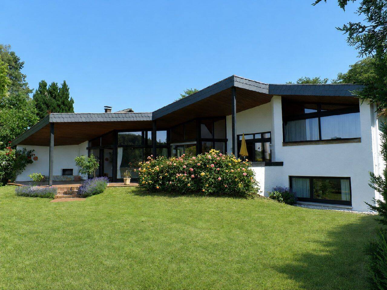 Traumblick inklusive: Besondere Architektenvilla