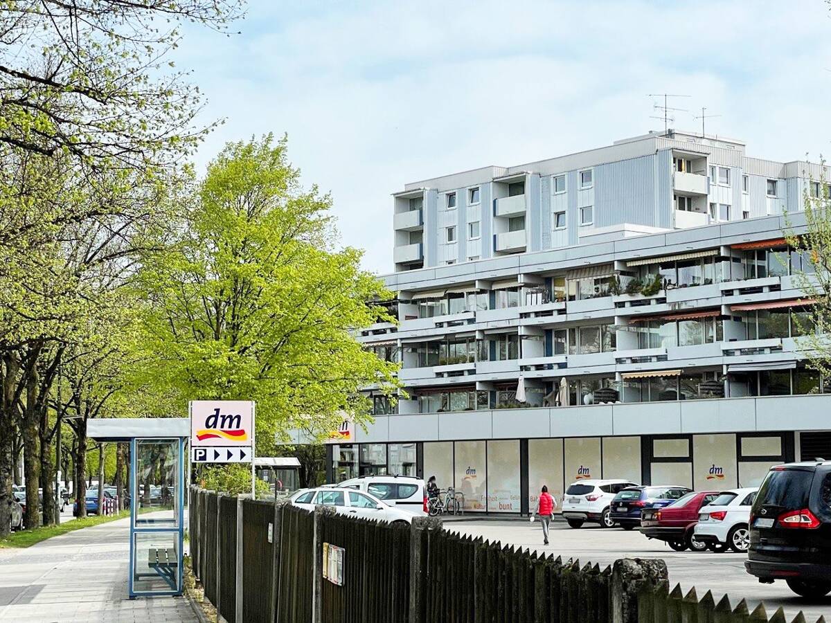 Lichtdurchflutete 3-Zimmer-Wohnung mit Balkon und Blick ins Grüne – 81927 München – Bild 1 von 9