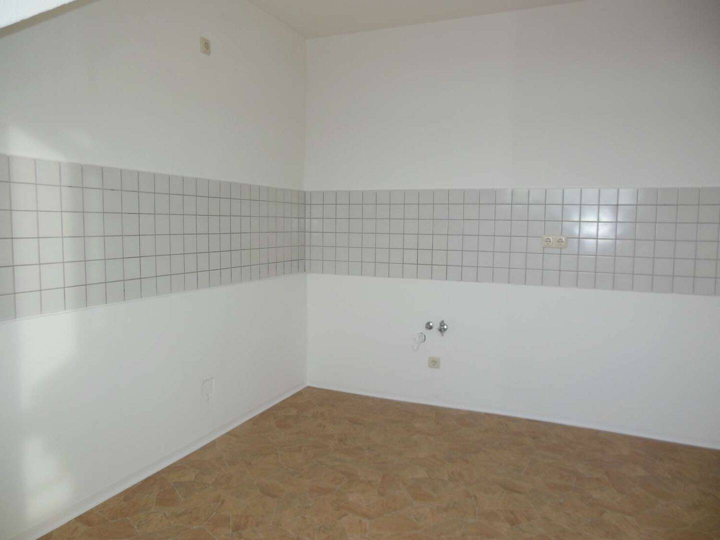 Toller Balkon an der Küche - Laminat - Tageslichtbad mit Badewanne – Chemnitz – Vorschaubild 8