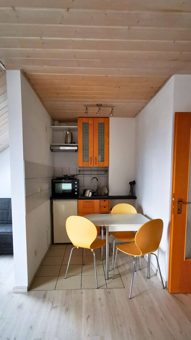 Möblierte, sonnige Dachgeschosswohnung mit großem Balkon & Stellplatz – ideal für Einzelperson – Ingolstadt – Vorschaubild 6