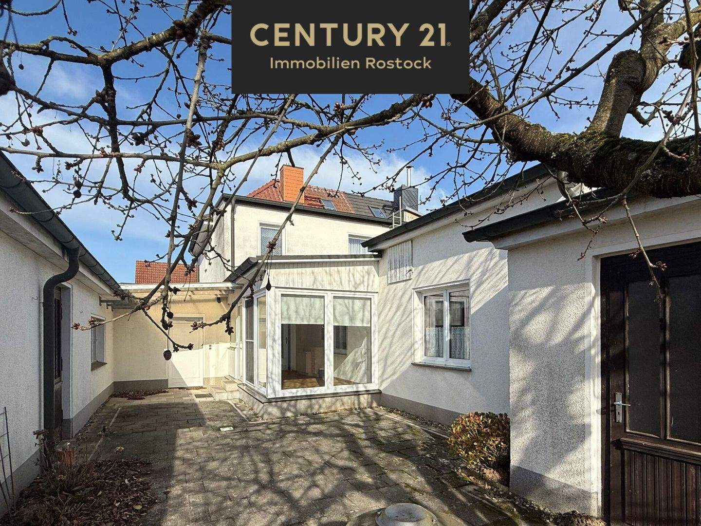 Charmante Doppelhaushälfte mit Wintergarten und Garage – Güstrow – Bild 1 von 9