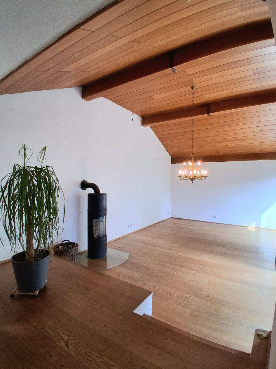 Wohnen auf Zeit! Einfamilienhaus mit Einbauküche, Garten, Doppelgarage und 2 Außenstellplätzen in ruhiger und zentraler Wohnlage in 92318 Neumarkt