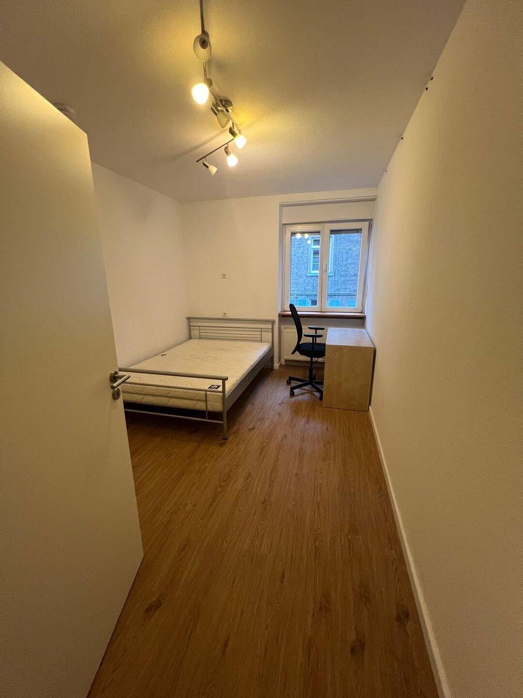 Helles 12m2 Zimmer in zentraler 4er-WG. ab 01.08