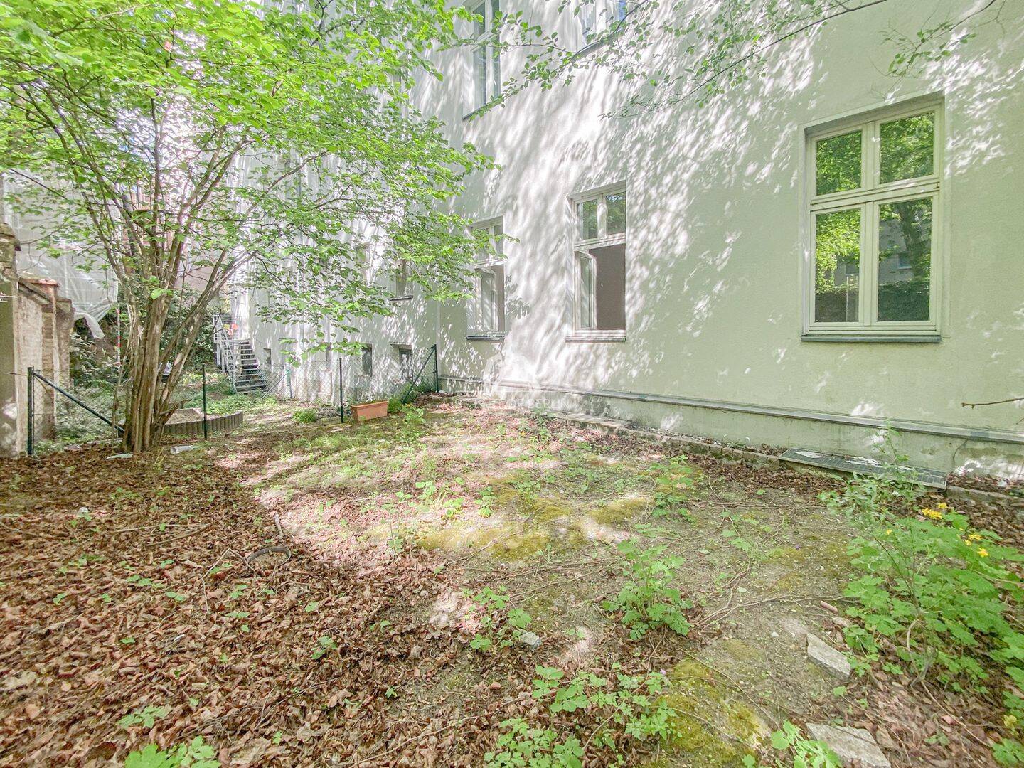 EINMALIGE GELEGENHEIT! GROßZÜGIGE & INTERESSANTE ALTBAUWOHNUNG MIT CA. 48 m² GARTEN! PROVISIONSFREI! – Berlin – Vorschaubild 2