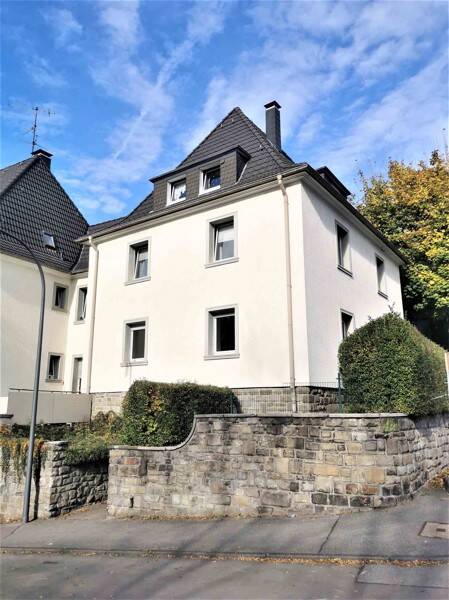 Frisch renovierte 2-Zi.-DG-Whg. mit neuem Laminatboden