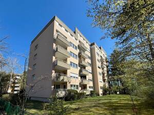 MIT BLICK INS GRÜNE: SAN.-BEDÜRFTIGE 2-ZI-ETW MIT SÜDBALKON, LIFT UND TG-STELLPLATZ IN ER-BÜCHENBACH – 91056 Erlangen – Vorschaubild 2