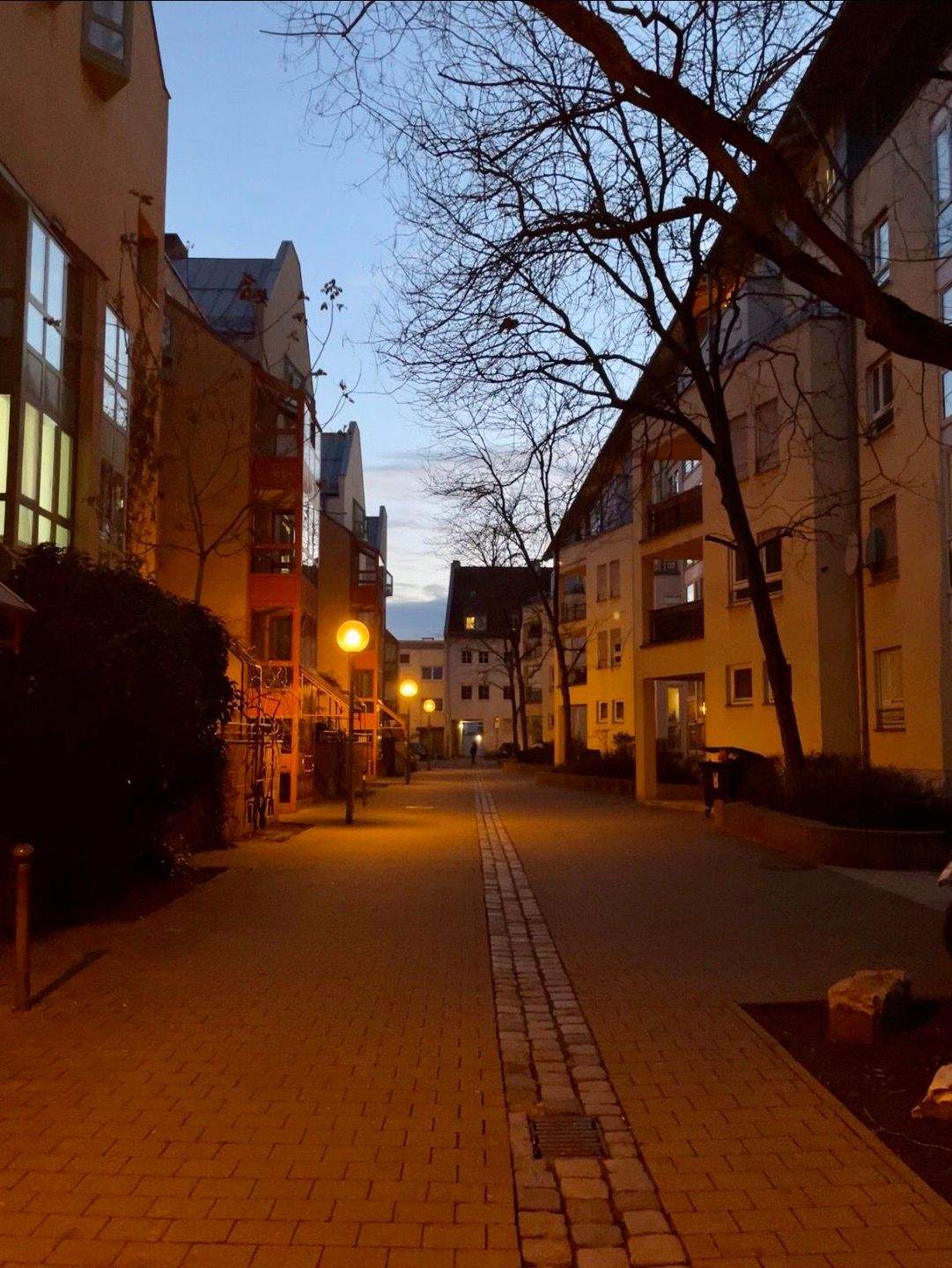 Neu! Nbg. Zentrum! Außergewöhnliche u. gut geschnittene Maisonette-Wohnung (3.OG-DG) mit sonnigem Süd-Balkon & Aufzug und TG-Stellplatz!