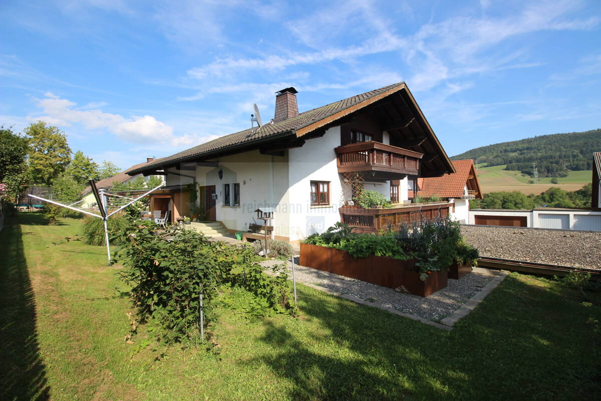 Vielseitiges Einfamilienhaus mit Einliegerwohnung, großzügigem Garten und Ausbaumöglichkeiten in Blumberg-Fützen! – Blumberg – Bild 1 von 9