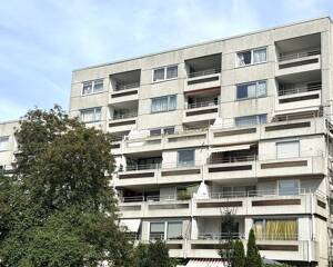 Schöne Aussicht! Helle 2 Zimmerwohnung mit Loggia...
