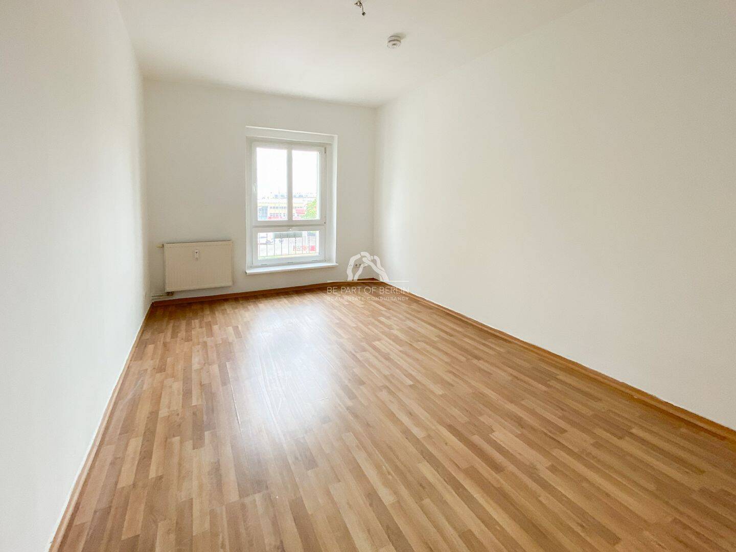 2- ZIMMER WOHNUNG PRENZLAUER BERG | BELEBTE KNIPRODESTRASSE | BALKON ZUM INNENHOF | PROVISIONSFREI | – Berlin – Bild 1 von 9