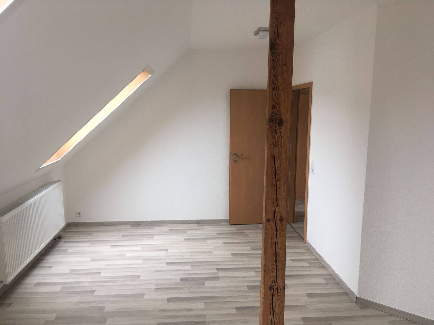 2 Zimmer DG Wohnung mit Einbauküche zentrumsnah am Altstadtring – Braunschweig – Vorschaubild 2