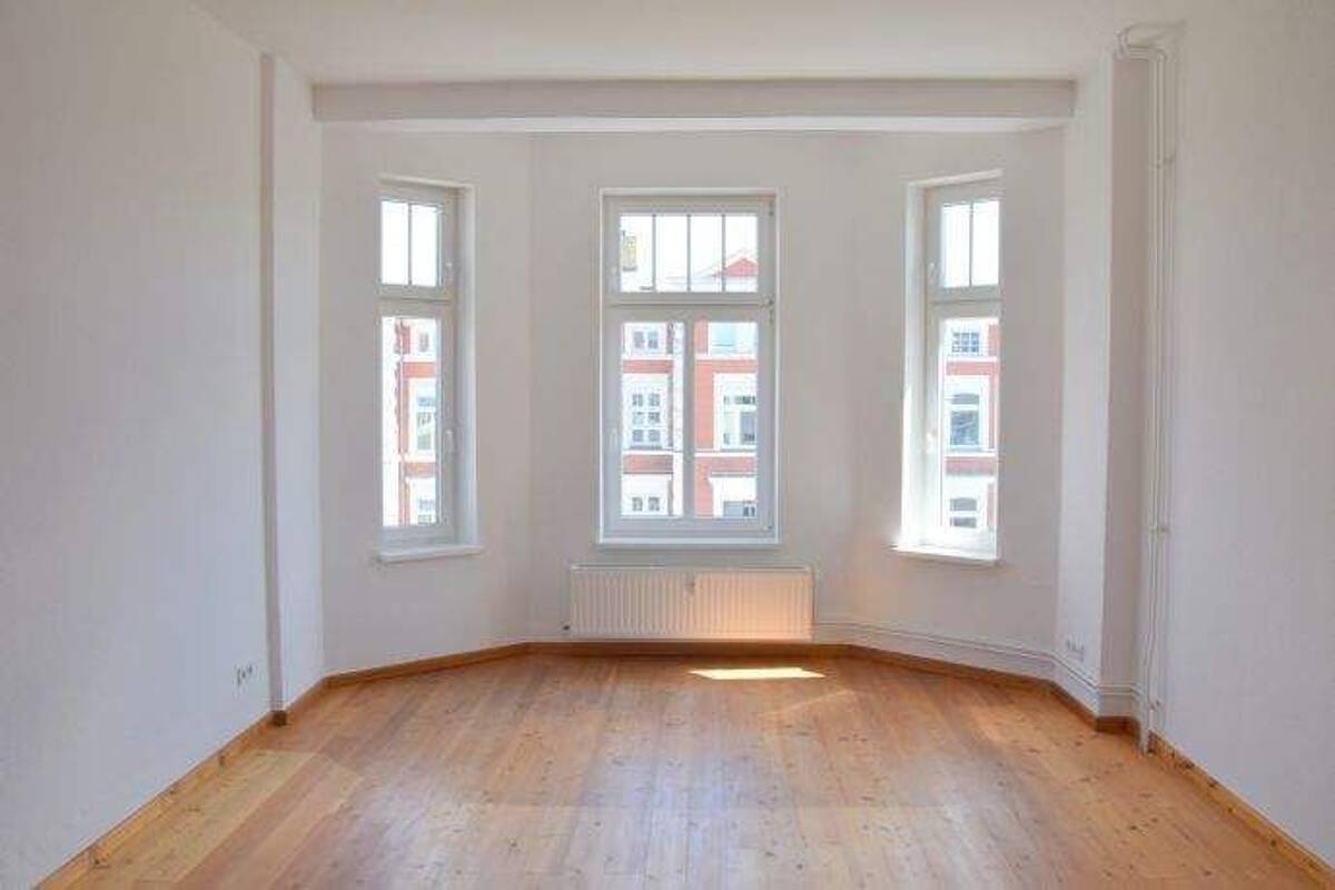 4-Zimmerwohnung mit Balkon zum Hof - viel Platz in beliebter Wohngegend ! – 19059 Schwerin – Bild 1 von 9
