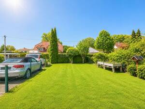 Moderne Familienidylle mit Garten