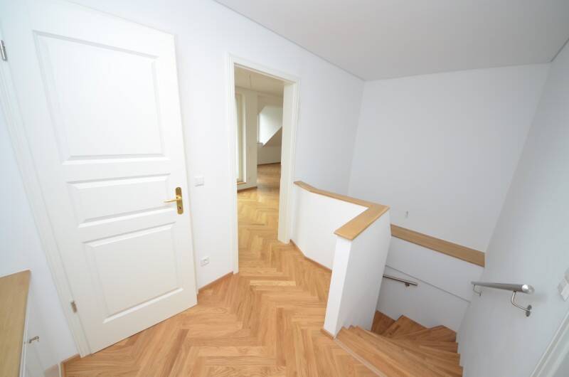 Traumhafte Dachgeschoss-Maisonettenwohnung mit Fußboheizung, Balkon und Parkett ! – Chemnitz – Vorschaubild 8
