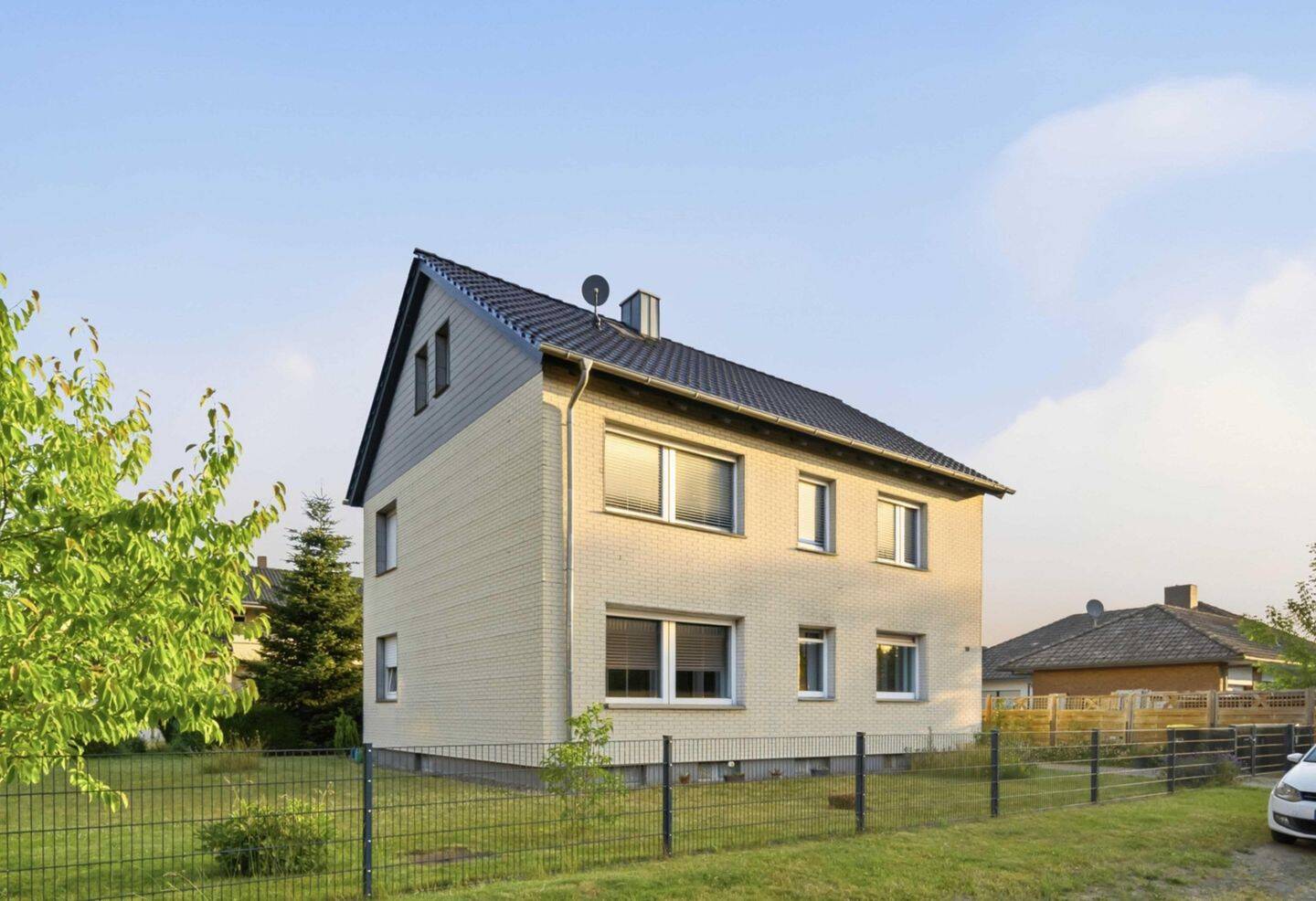 Gepflegtes Zweifamilienhaus mit Ausbaupotenzial – Minden – Bild 1 von 9