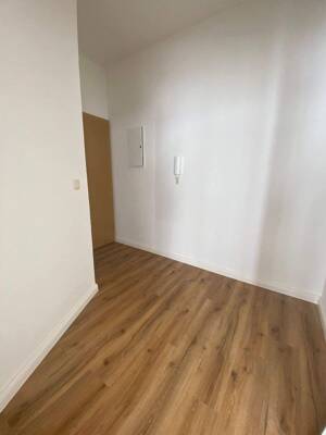 Frisch saniert, Neuer Bodenbelag, Tageslichtbad mit Wanne & Top Ausstattung – 39112 Magdeburg – Vorschaubild 4