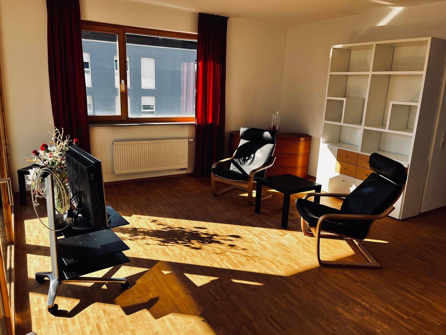 Helle möblierte 2,5-Zimmer-Wohnung mit Balkon, Tiefgarage und Aufzug am Kuhberg – Ulm – Vorschaubild 3