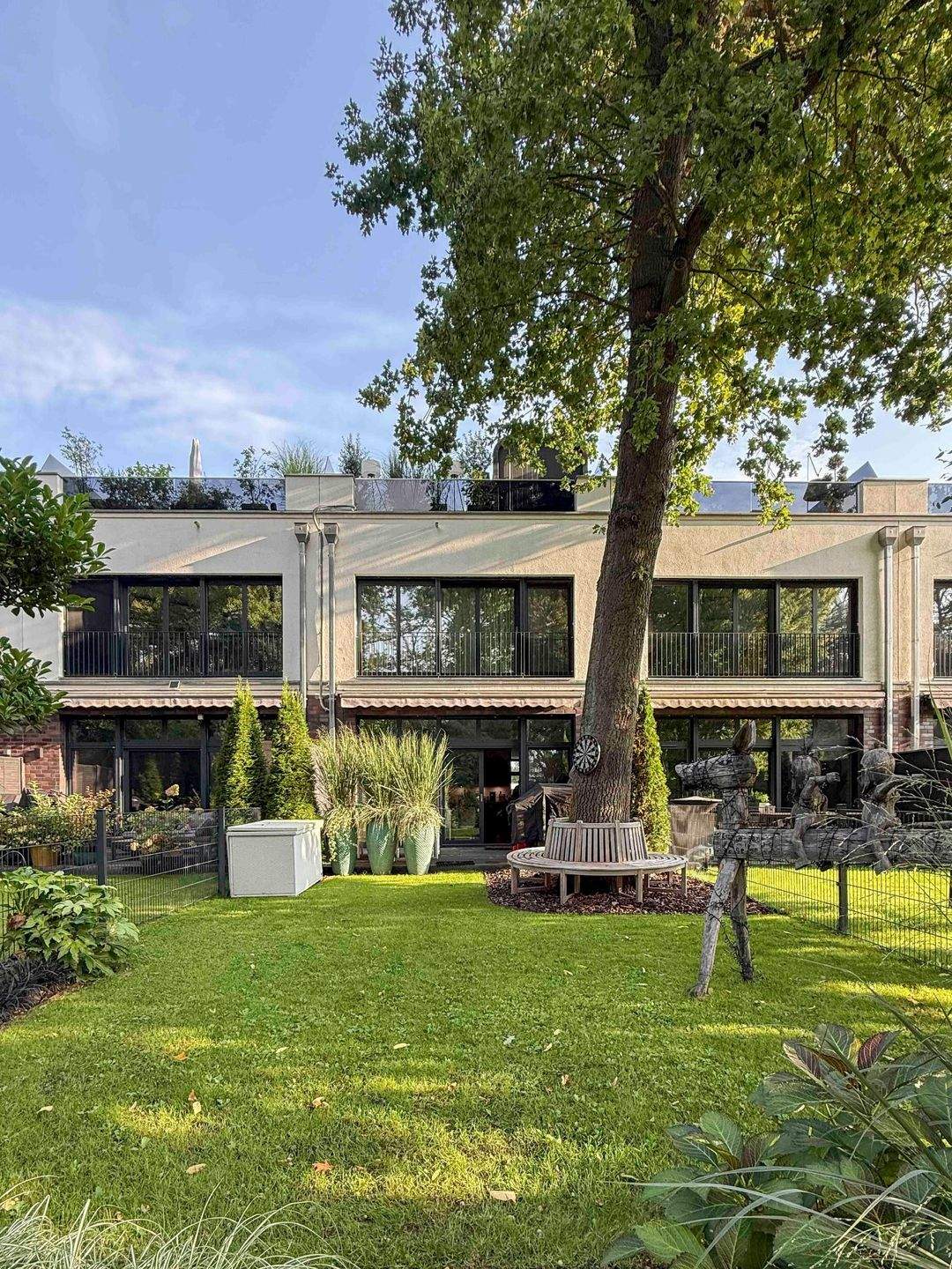 Design-Townhouse in exklusivem Villenpark - Idyllisch Wohnen mit viel Platz, Terrasse und Garten – Potsdam – Bild 1 von 9