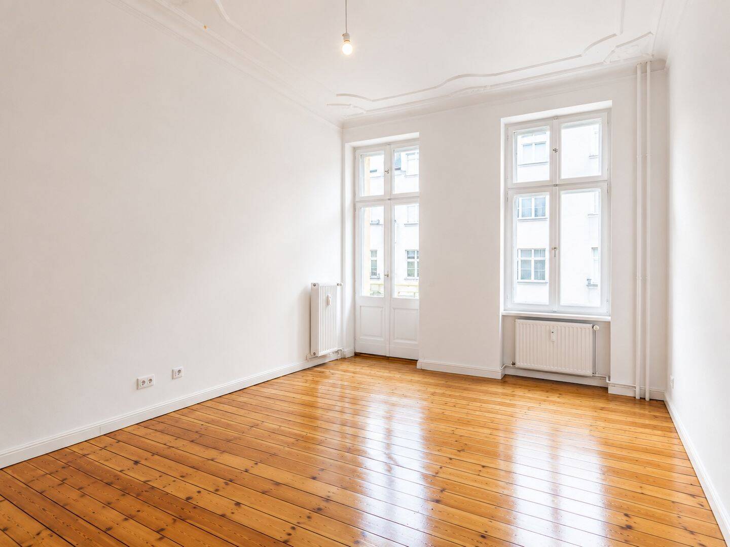 Stilvoll sanierte 2-Zi.-Altbauwohnung mit Balkon, Aufzug & Stuck in ruhiger Nebenstraße