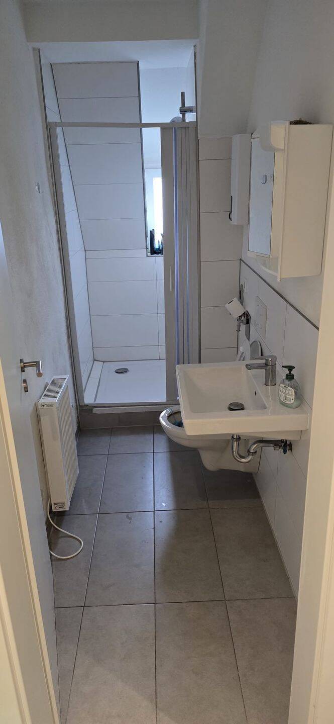 Ein möbliertes 2-Bett-Zimmer / A furnished twin room – Nürnberg – Vorschaubild 4