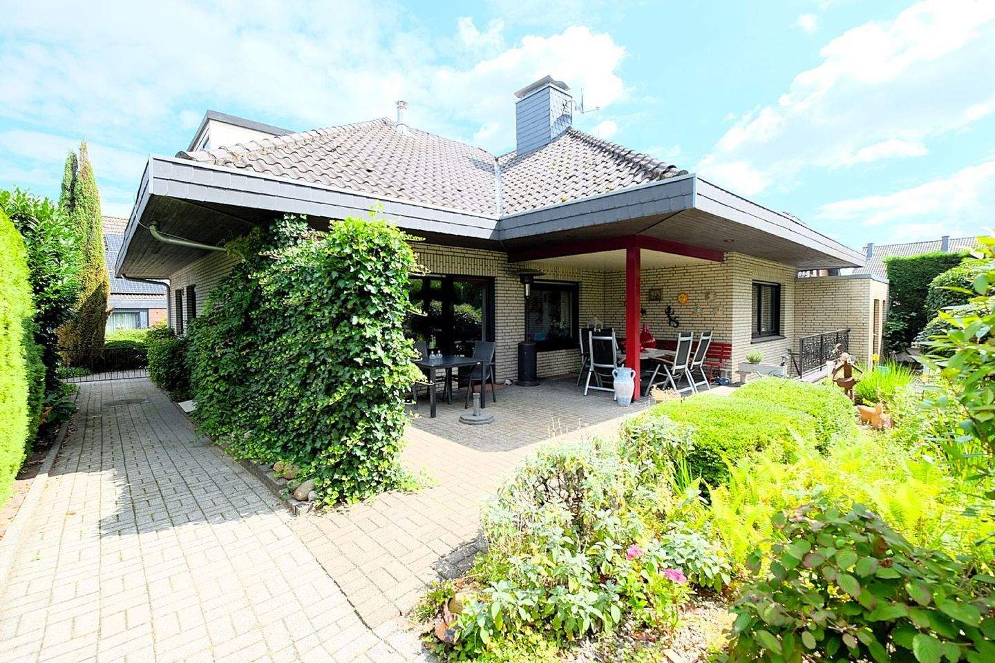Freistehendes Einfamilienhaus mit Keller, Garage und großzügigem Garten – Kranenburg – Bild 1 von 9