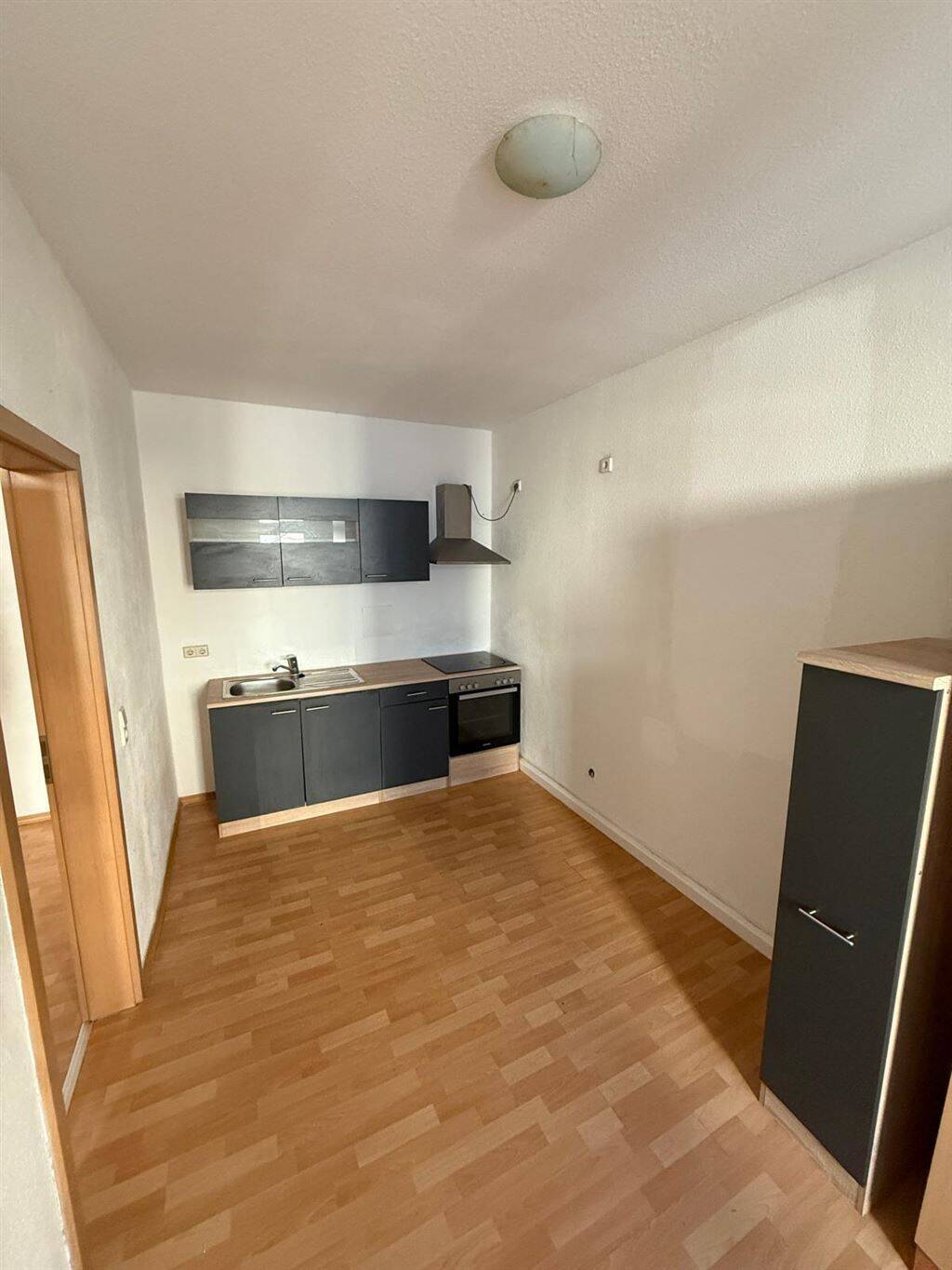 Großzügige Hinterhaus 2-Zimmer mit Laminat, EBK und Wannenbad in uninaher Lage!