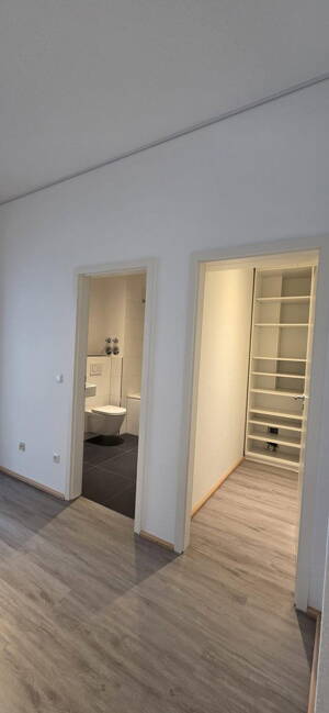 Stilvolle Split-Level-Loftwohnung mit Garten in sanierter Fabrik mit TG Stellplatz – 40489 Düsseldorf – Vorschaubild 8