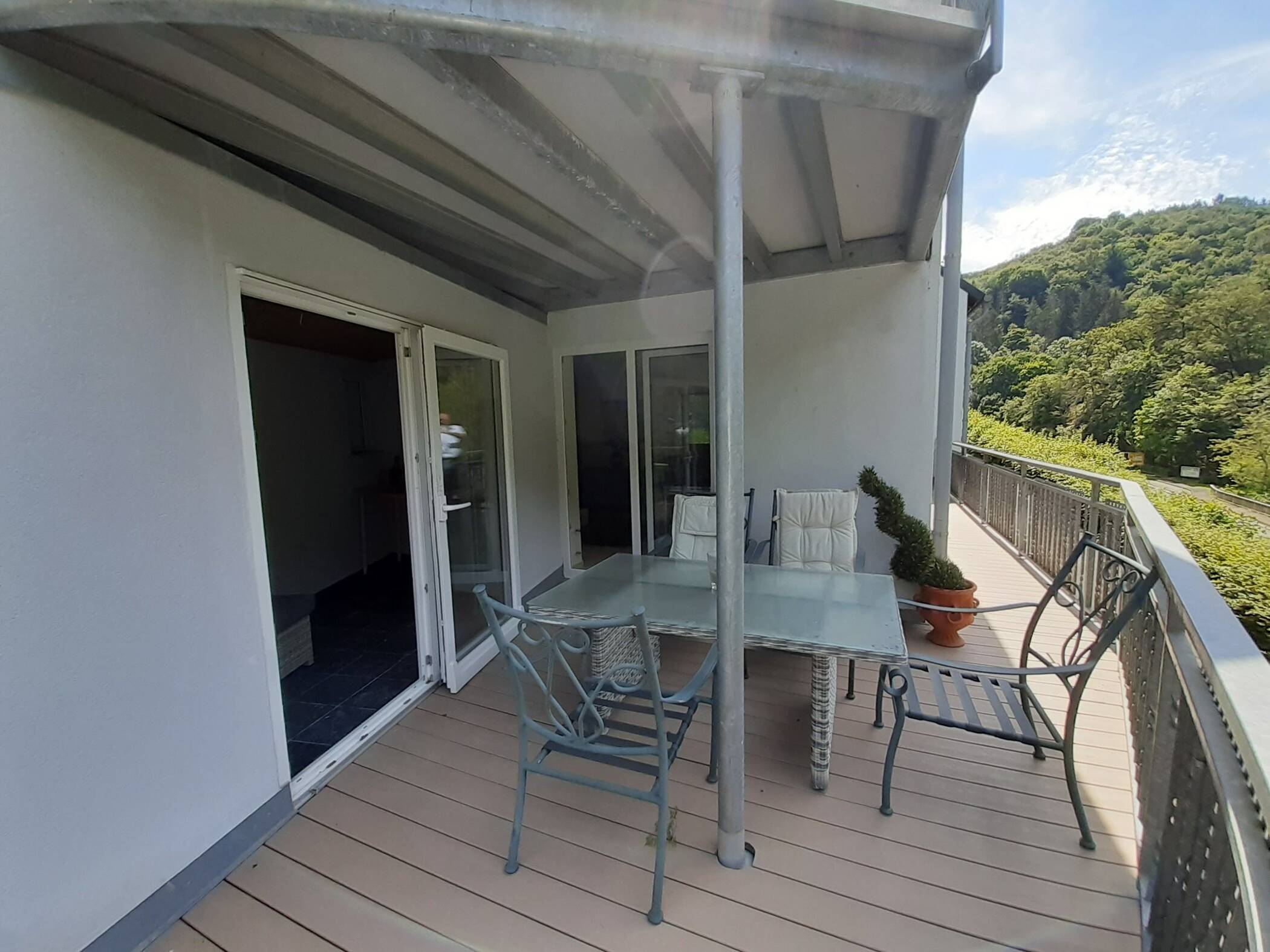 Interessantes Einfamilienhaus mit Dachterrasse, großem Balkon und 2 Garagen in idyllischer Wohnlage von Bad Bertrich – Bad Bertrich – Vorschaubild 7