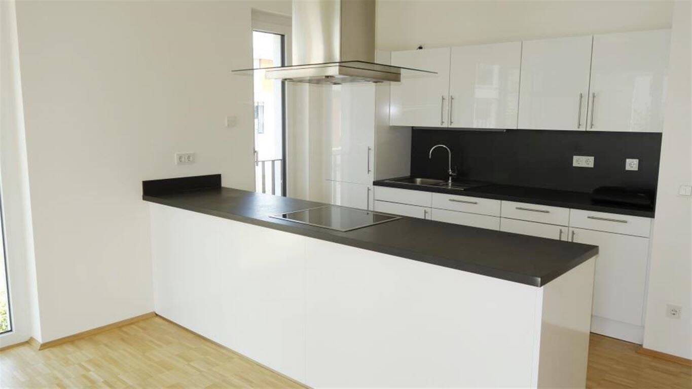 Bodentiefe Fenster - sehr helle, repräsentative 2 Zimmer Wohnung mit Einbauküche und Loggia – Mönchengladbach – Vorschaubild 8