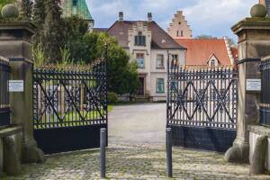 Apartment im ehemaligen Rittergut - private Parkanlage - Teich - Sehr Gepflegt