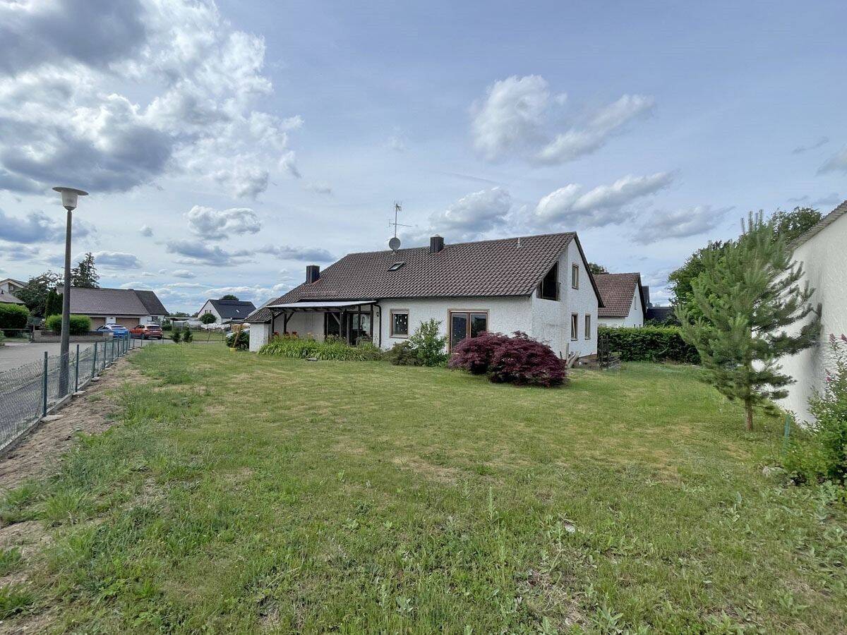 Charmantes Einfamilienhaus mit großem Grundstück im Ortsteil Solar