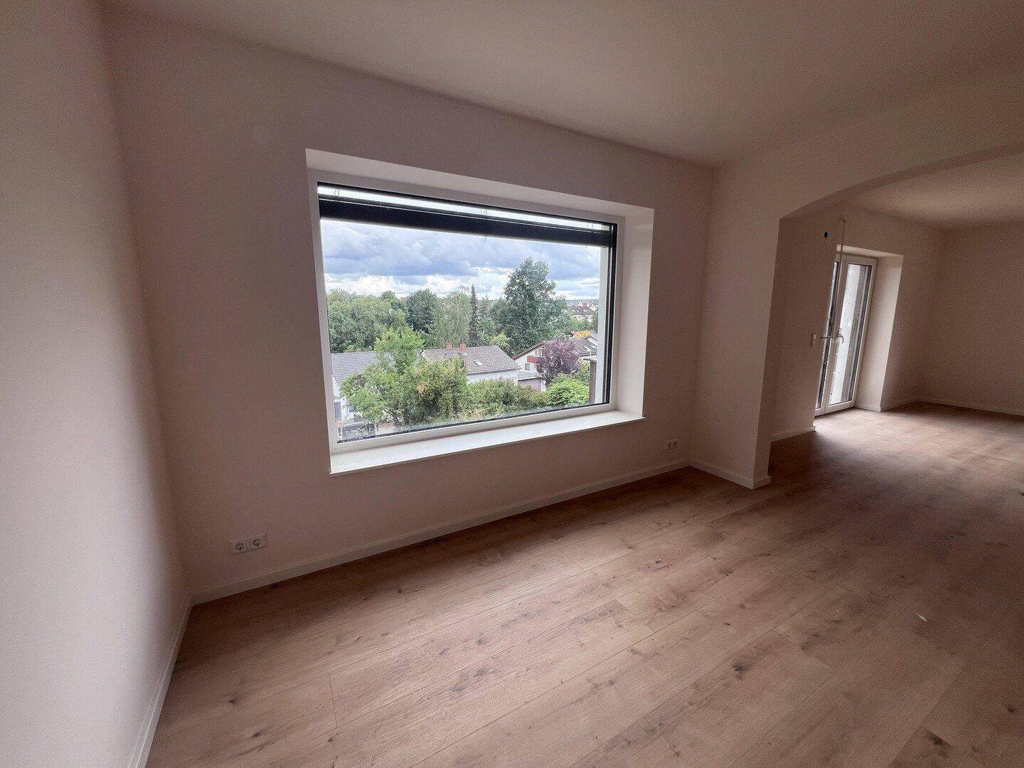 Erstbezug nach Kernsanierung: Wunderschöne 3,5-Zi-Wohnung mit Einbauküche, Kamin, Südbalkon & Garten