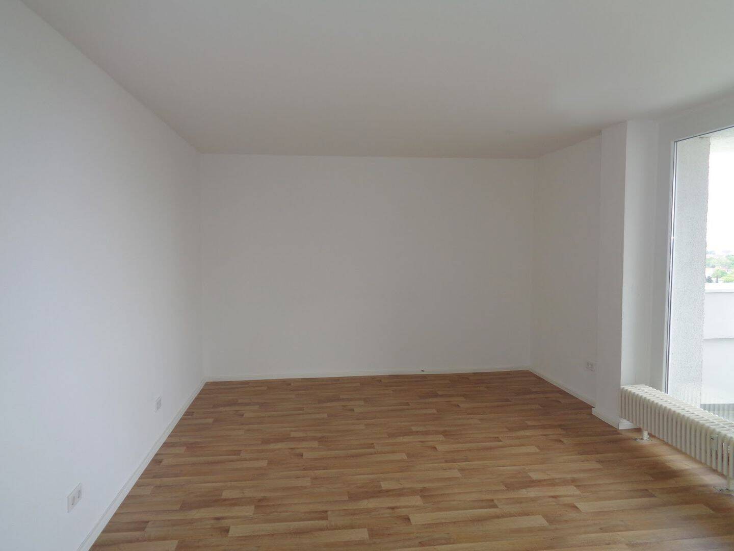 Genießen Sie das Wohnen mit Fernblick! Renovierte 3 Zimmer im 16. OG mit 2 Balkone + Aufzug – Braunschweig – Vorschaubild 4