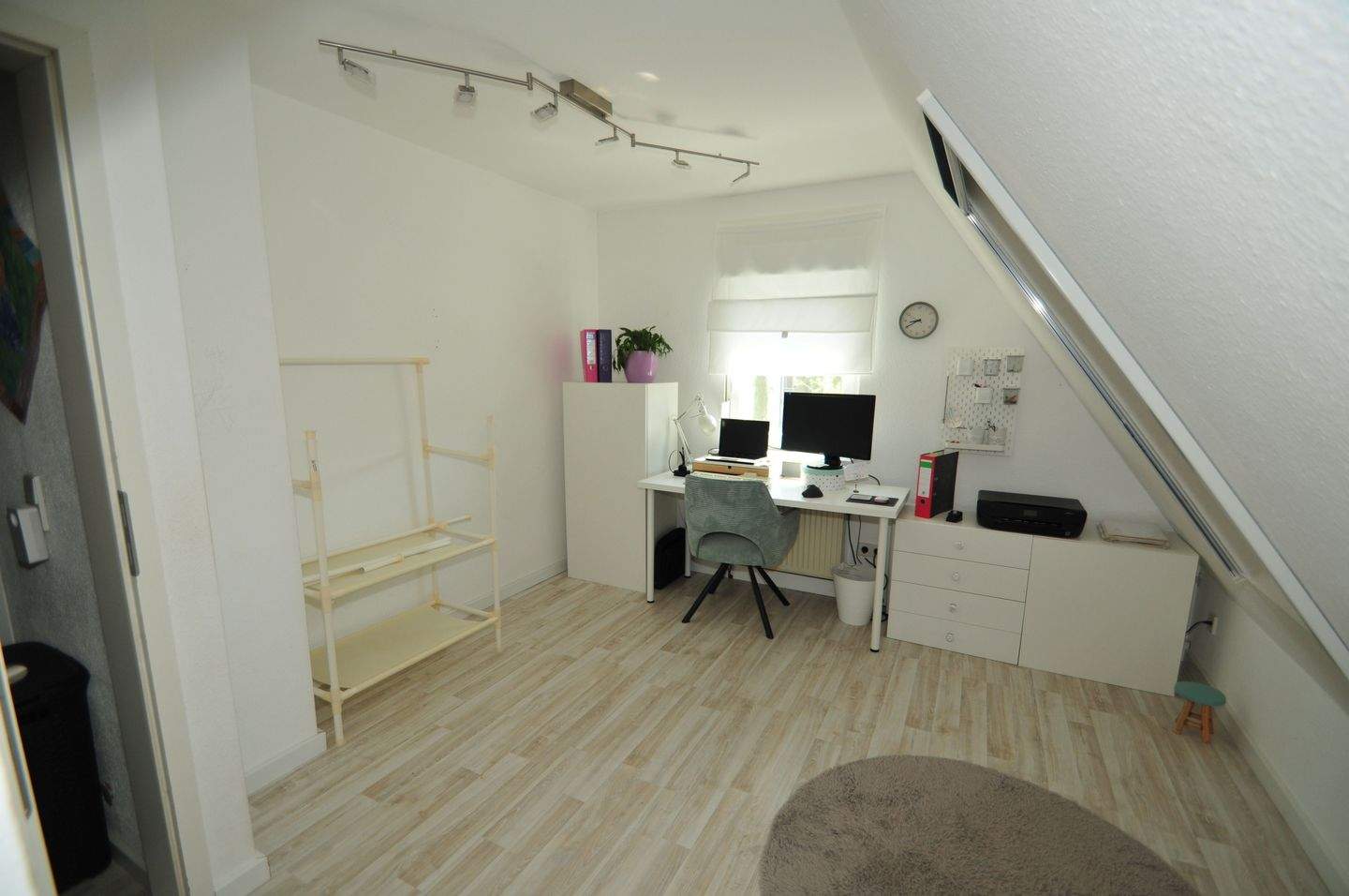 + Einfamilienhaus (DH) mit großem Garten - PKW-Stellplatz - überdachte Terrasse & Balkon + – Leutenbach – Vorschaubild 4