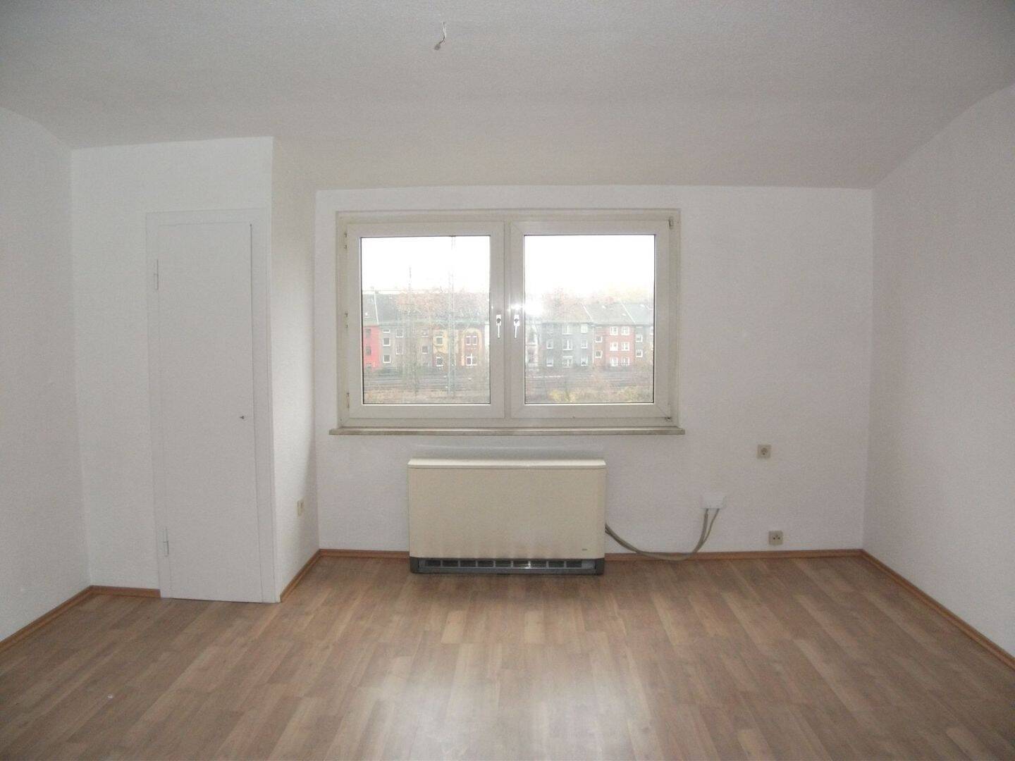 Gepflegte Dachgeschosswohnung mit 2,5 zimmern und Einbauküche in Duissern – Duisburg – Vorschaubild 2