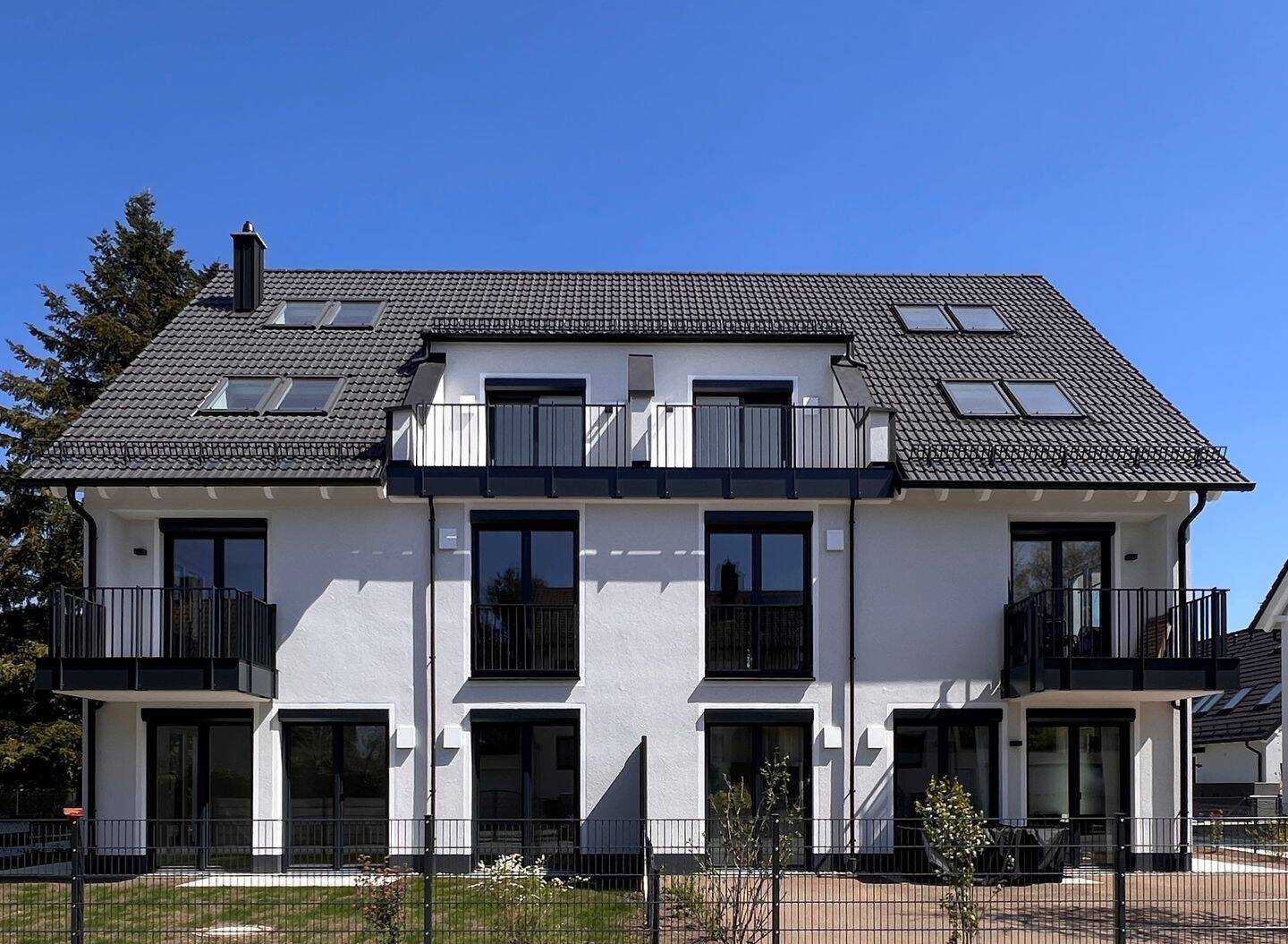 Wohnkomfort + Qualität ! - Hochwertig ausgestattete 3-Zimmer-Erdgeschosswohnung mit sonnigem Garten – München – Vorschaubild 3